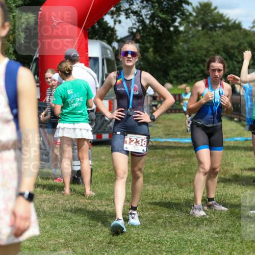21.06.2026 - 29. Vierlanden-Triathlon Andreas Tolksdorf http://msf.ph/oto/9917800 21.06.2026 15:15:37 Ziel 1294, 1336, 1351 meine-sportfotos.de