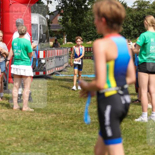 21.06.2026 - 29. Vierlanden-Triathlon Andreas Tolksdorf http://msf.ph/oto/9917831 21.06.2026 15:15:55 Ziel 1274, 1339, 1347 meine-sportfotos.de