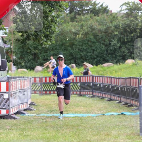 21.06.2026 - 29. Vierlanden-Triathlon Andreas Tolksdorf http://msf.ph/oto/9918103 21.06.2026 11:47:34 Ziel 355 meine-sportfotos.de