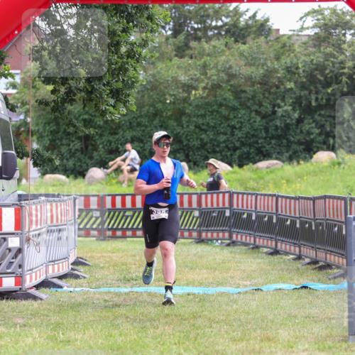 21.06.2026 - 29. Vierlanden-Triathlon Andreas Tolksdorf http://msf.ph/oto/9918107 21.06.2026 11:47:34 Ziel 355 meine-sportfotos.de