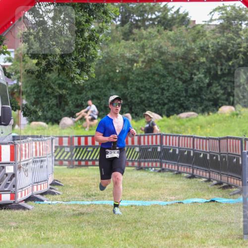 21.06.2026 - 29. Vierlanden-Triathlon Andreas Tolksdorf http://msf.ph/oto/9918108 21.06.2026 11:47:34 Ziel 355 meine-sportfotos.de