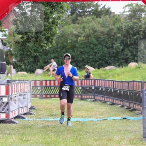 21.06.2026 - 29. Vierlanden-Triathlon Andreas Tolksdorf http://msf.ph/oto/9918110 21.06.2026 11:47:34 Ziel 355 meine-sportfotos.de