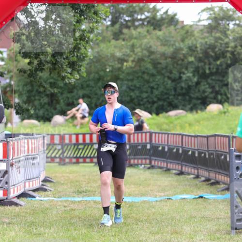 21.06.2026 - 29. Vierlanden-Triathlon Andreas Tolksdorf http://msf.ph/oto/9918111 21.06.2026 11:47:35 Ziel 355 meine-sportfotos.de