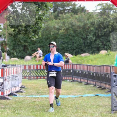 21.06.2026 - 29. Vierlanden-Triathlon Andreas Tolksdorf http://msf.ph/oto/9918113 21.06.2026 11:47:35 Ziel 355 meine-sportfotos.de