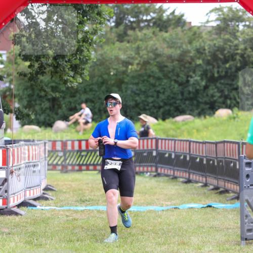 21.06.2026 - 29. Vierlanden-Triathlon Andreas Tolksdorf http://msf.ph/oto/9918114 21.06.2026 11:47:35 Ziel 355 meine-sportfotos.de