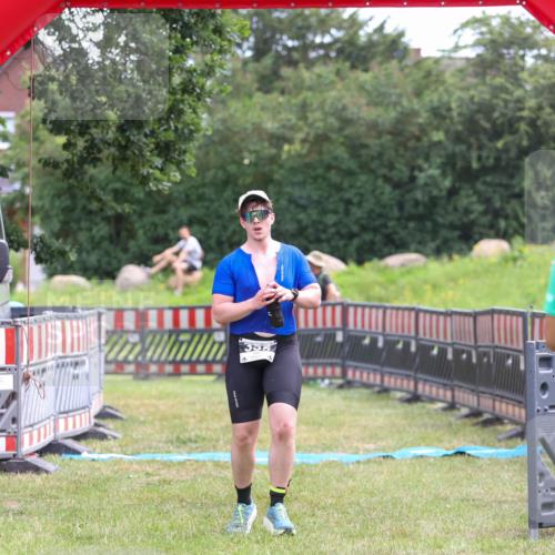 21.06.2026 - 29. Vierlanden-Triathlon Andreas Tolksdorf http://msf.ph/oto/9918118 21.06.2026 11:47:35 Ziel 355 meine-sportfotos.de