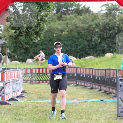21.06.2026 - 29. Vierlanden-Triathlon Andreas Tolksdorf http://msf.ph/oto/9918119 21.06.2026 11:47:35 Ziel 355 meine-sportfotos.de