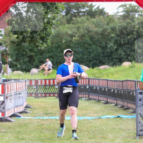 21.06.2026 - 29. Vierlanden-Triathlon Andreas Tolksdorf http://msf.ph/oto/9918120 21.06.2026 11:47:35 Ziel 355 meine-sportfotos.de