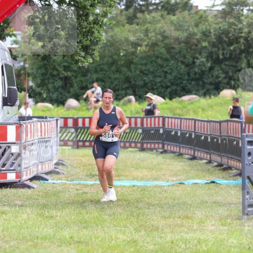 21.06.2026 - 29. Vierlanden-Triathlon Andreas Tolksdorf http://msf.ph/oto/9918162 21.06.2026 11:49:02 Ziel 586 meine-sportfotos.de