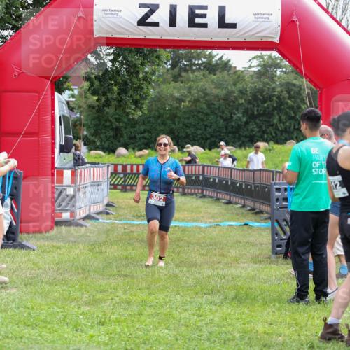 21.06.2026 - 29. Vierlanden-Triathlon Andreas Tolksdorf http://msf.ph/oto/9918319 21.06.2026 11:52:19 Ziel 302 meine-sportfotos.de