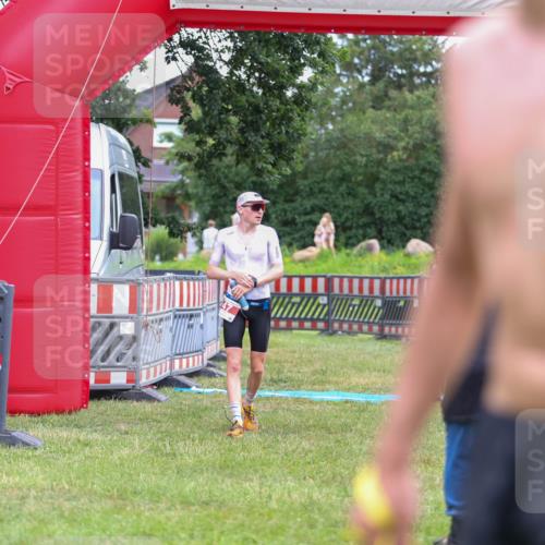 21.06.2026 - 29. Vierlanden-Triathlon Andreas Tolksdorf http://msf.ph/oto/9918537 21.06.2026 12:10:43 Ziel 30, 47 meine-sportfotos.de