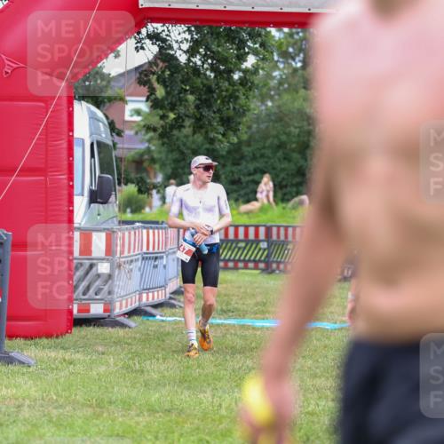 21.06.2026 - 29. Vierlanden-Triathlon Andreas Tolksdorf http://msf.ph/oto/9918538 21.06.2026 12:10:43 Ziel 30, 47 meine-sportfotos.de
