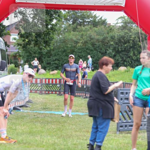 21.06.2026 - 29. Vierlanden-Triathlon Andreas Tolksdorf http://msf.ph/oto/9918549 21.06.2026 12:10:53 Ziel 30 meine-sportfotos.de