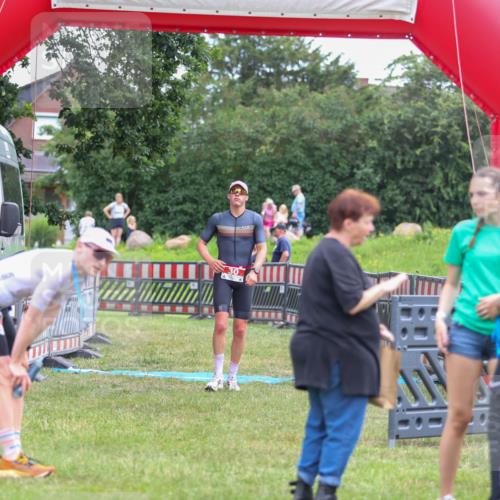 21.06.2026 - 29. Vierlanden-Triathlon Andreas Tolksdorf http://msf.ph/oto/9918550 21.06.2026 12:10:53 Ziel 30 meine-sportfotos.de
