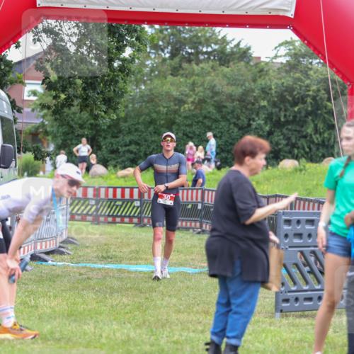 21.06.2026 - 29. Vierlanden-Triathlon Andreas Tolksdorf http://msf.ph/oto/9918553 21.06.2026 12:10:54 Ziel 30 meine-sportfotos.de
