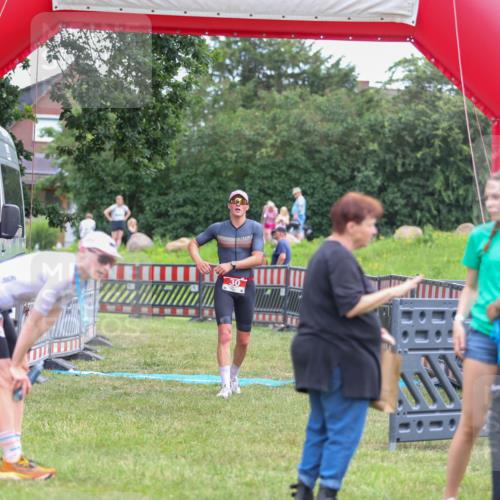21.06.2026 - 29. Vierlanden-Triathlon Andreas Tolksdorf http://msf.ph/oto/9918554 21.06.2026 12:10:54 Ziel 30 meine-sportfotos.de