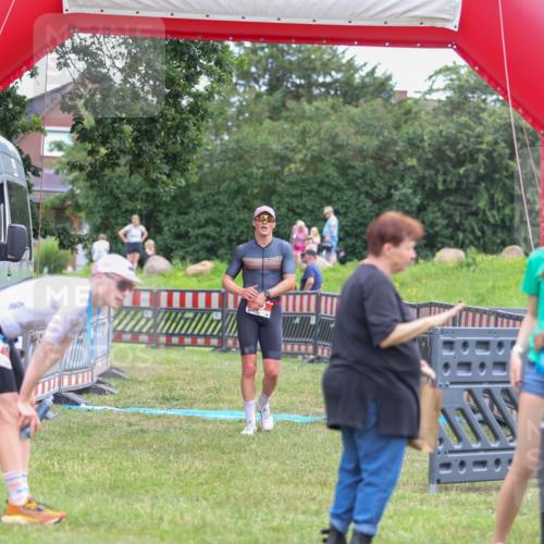 21.06.2026 - 29. Vierlanden-Triathlon Andreas Tolksdorf http://msf.ph/oto/9918557 21.06.2026 12:10:54 Ziel 30 meine-sportfotos.de