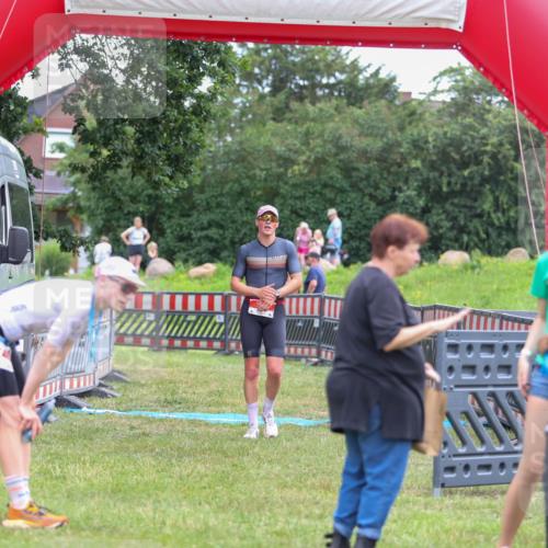 21.06.2026 - 29. Vierlanden-Triathlon Andreas Tolksdorf http://msf.ph/oto/9918558 21.06.2026 12:10:54 Ziel 30 meine-sportfotos.de