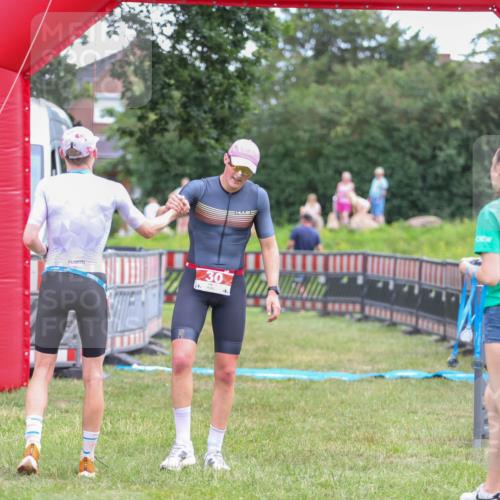 21.06.2026 - 29. Vierlanden-Triathlon Andreas Tolksdorf http://msf.ph/oto/9918564 21.06.2026 12:11:00 Ziel  meine-sportfotos.de