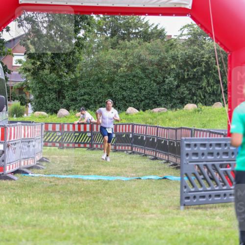 21.06.2026 - 29. Vierlanden-Triathlon Andreas Tolksdorf http://msf.ph/oto/9918582 21.06.2026 12:15:24 Ziel 822 meine-sportfotos.de