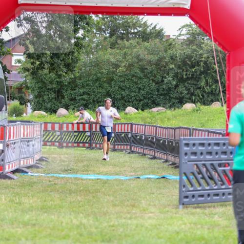 21.06.2026 - 29. Vierlanden-Triathlon Andreas Tolksdorf http://msf.ph/oto/9918583 21.06.2026 12:15:24 Ziel 822 meine-sportfotos.de