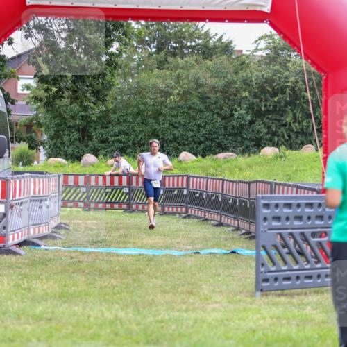 21.06.2026 - 29. Vierlanden-Triathlon Andreas Tolksdorf http://msf.ph/oto/9918584 21.06.2026 12:15:24 Ziel 822 meine-sportfotos.de