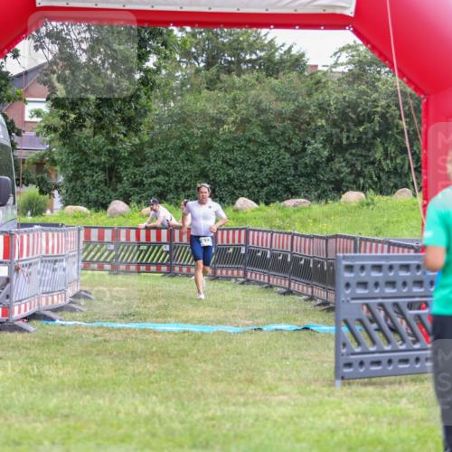 21.06.2026 - 29. Vierlanden-Triathlon Andreas Tolksdorf http://msf.ph/oto/9918585 21.06.2026 12:15:24 Ziel 822 meine-sportfotos.de