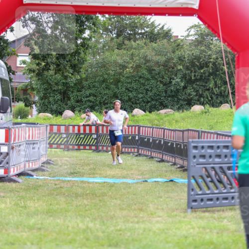 21.06.2026 - 29. Vierlanden-Triathlon Andreas Tolksdorf http://msf.ph/oto/9918588 21.06.2026 12:15:24 Ziel 822 meine-sportfotos.de