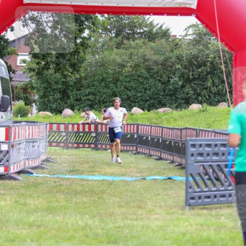 21.06.2026 - 29. Vierlanden-Triathlon Andreas Tolksdorf http://msf.ph/oto/9918589 21.06.2026 12:15:24 Ziel 822 meine-sportfotos.de