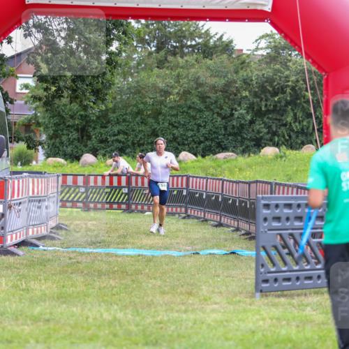 21.06.2026 - 29. Vierlanden-Triathlon Andreas Tolksdorf http://msf.ph/oto/9918593 21.06.2026 12:15:24 Ziel 822 meine-sportfotos.de