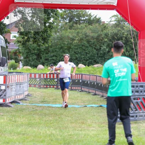 21.06.2026 - 29. Vierlanden-Triathlon Andreas Tolksdorf http://msf.ph/oto/9918594 21.06.2026 12:15:26 Ziel 822 meine-sportfotos.de