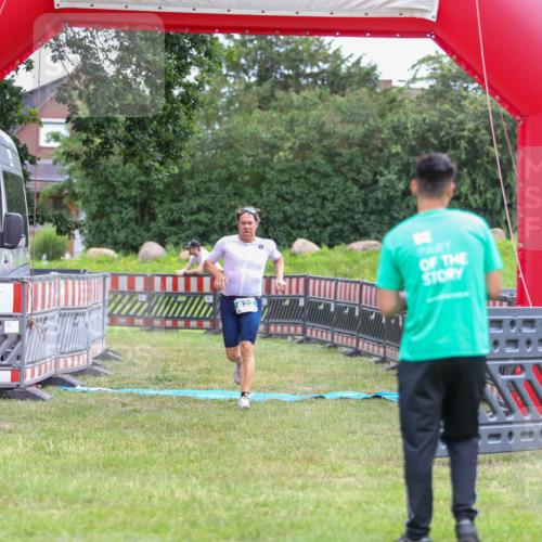 21.06.2026 - 29. Vierlanden-Triathlon Andreas Tolksdorf http://msf.ph/oto/9918596 21.06.2026 12:15:26 Ziel 822 meine-sportfotos.de