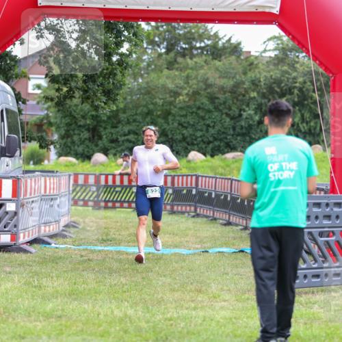 21.06.2026 - 29. Vierlanden-Triathlon Andreas Tolksdorf http://msf.ph/oto/9918602 21.06.2026 12:15:27 Ziel 822 meine-sportfotos.de