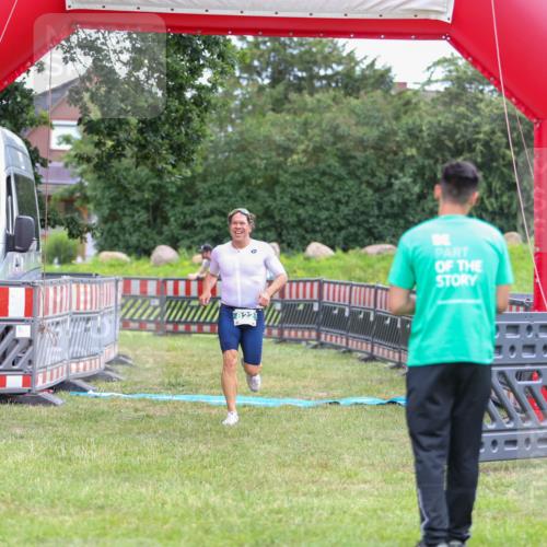 21.06.2026 - 29. Vierlanden-Triathlon Andreas Tolksdorf http://msf.ph/oto/9918603 21.06.2026 12:15:27 Ziel 822 meine-sportfotos.de