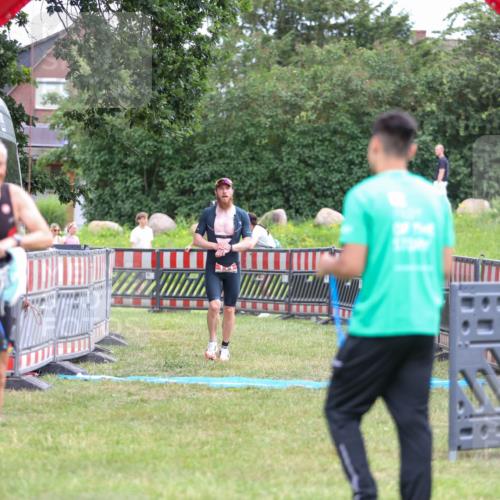 21.06.2026 - 29. Vierlanden-Triathlon Andreas Tolksdorf http://msf.ph/oto/9918619 21.06.2026 12:16:22 Ziel 111 meine-sportfotos.de