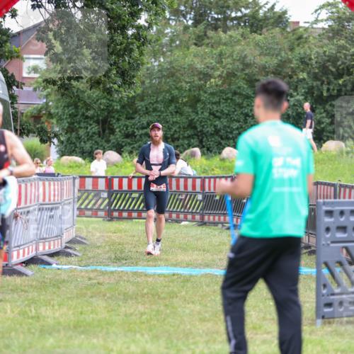 21.06.2026 - 29. Vierlanden-Triathlon Andreas Tolksdorf http://msf.ph/oto/9918620 21.06.2026 12:16:22 Ziel 111 meine-sportfotos.de