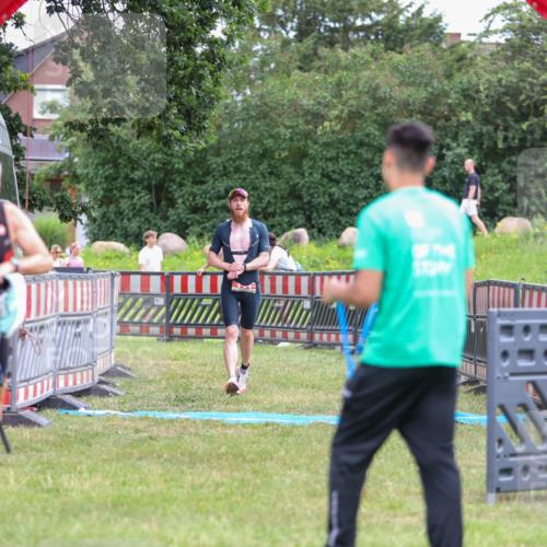 21.06.2026 - 29. Vierlanden-Triathlon Andreas Tolksdorf http://msf.ph/oto/9918621 21.06.2026 12:16:22 Ziel 111 meine-sportfotos.de