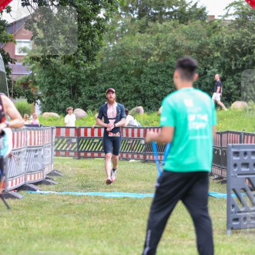 21.06.2026 - 29. Vierlanden-Triathlon Andreas Tolksdorf http://msf.ph/oto/9918622 21.06.2026 12:16:22 Ziel 111 meine-sportfotos.de