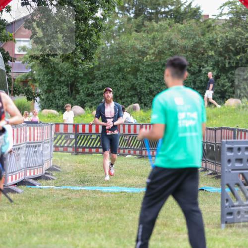 21.06.2026 - 29. Vierlanden-Triathlon Andreas Tolksdorf http://msf.ph/oto/9918623 21.06.2026 12:16:22 Ziel 111 meine-sportfotos.de