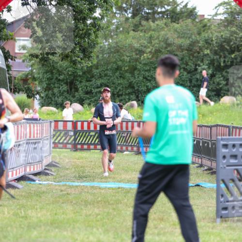21.06.2026 - 29. Vierlanden-Triathlon Andreas Tolksdorf http://msf.ph/oto/9918624 21.06.2026 12:16:22 Ziel 111 meine-sportfotos.de