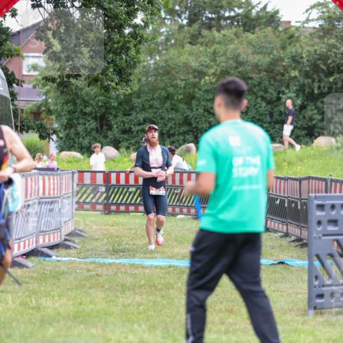 21.06.2026 - 29. Vierlanden-Triathlon Andreas Tolksdorf http://msf.ph/oto/9918625 21.06.2026 12:16:22 Ziel 111 meine-sportfotos.de
