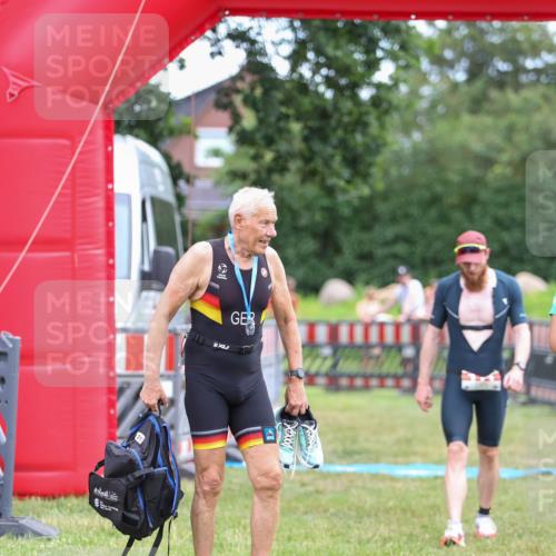 21.06.2026 - 29. Vierlanden-Triathlon Andreas Tolksdorf http://msf.ph/oto/9918630 21.06.2026 12:16:28 Ziel 111 meine-sportfotos.de
