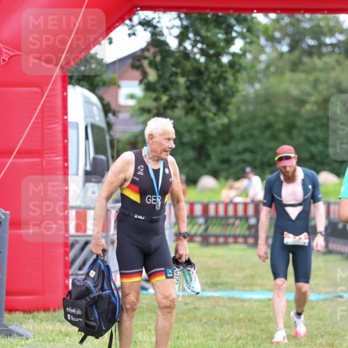 21.06.2026 - 29. Vierlanden-Triathlon Andreas Tolksdorf http://msf.ph/oto/9918632 21.06.2026 12:16:28 Ziel 111 meine-sportfotos.de
