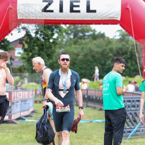 21.06.2026 - 29. Vierlanden-Triathlon Andreas Tolksdorf http://msf.ph/oto/9918646 21.06.2026 12:16:42 Ziel  meine-sportfotos.de