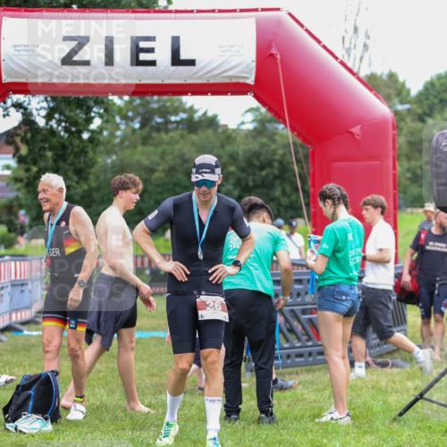 21.06.2026 - 29. Vierlanden-Triathlon Andreas Tolksdorf http://msf.ph/oto/9918653 21.06.2026 12:17:14 Ziel  meine-sportfotos.de