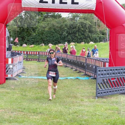 21.06.2026 - 29. Vierlanden-Triathlon Andreas Tolksdorf http://msf.ph/oto/9918706 21.06.2026 12:22:30 Ziel 294 meine-sportfotos.de