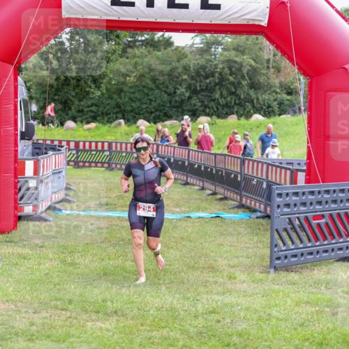 21.06.2026 - 29. Vierlanden-Triathlon Andreas Tolksdorf http://msf.ph/oto/9918708 21.06.2026 12:22:30 Ziel 294 meine-sportfotos.de