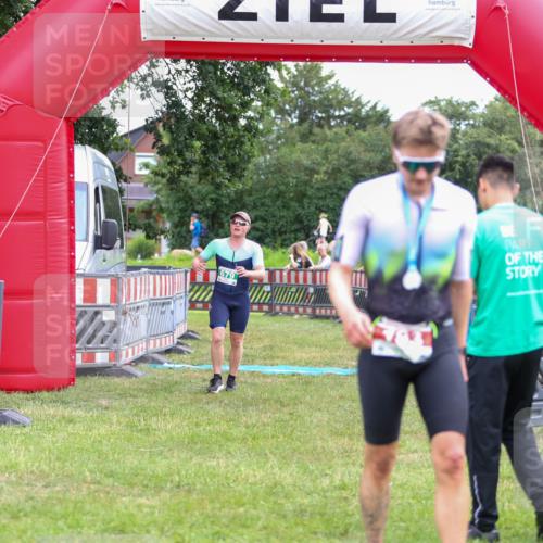 21.06.2026 - 29. Vierlanden-Triathlon Andreas Tolksdorf http://msf.ph/oto/9918726 21.06.2026 12:23:26 Ziel  meine-sportfotos.de
