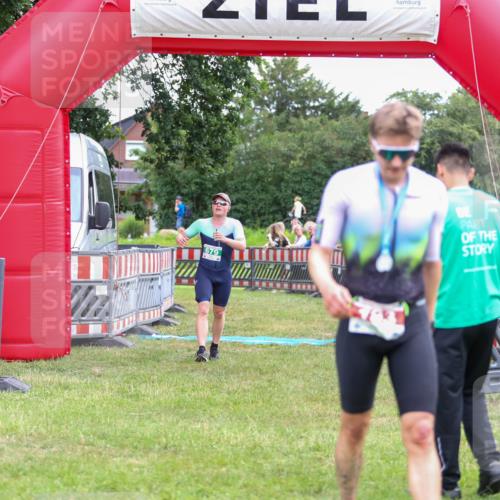 21.06.2026 - 29. Vierlanden-Triathlon Andreas Tolksdorf http://msf.ph/oto/9918727 21.06.2026 12:23:26 Ziel  meine-sportfotos.de