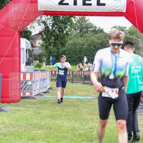 21.06.2026 - 29. Vierlanden-Triathlon Andreas Tolksdorf http://msf.ph/oto/9918728 21.06.2026 12:23:26 Ziel  meine-sportfotos.de